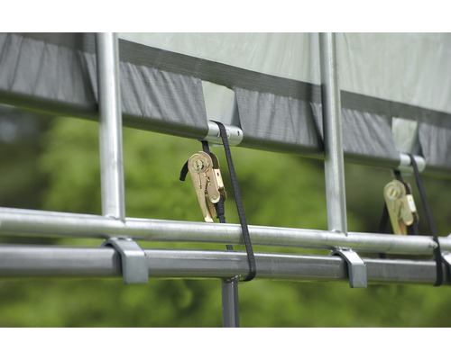 Detailansicht eines Partyzelts mit Ratschenzurrgurtbefestigung an einem Metallrahmen