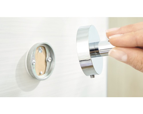 Installation eines runden Kleiderhakens aus Metall