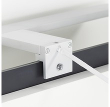 Detailaufnahme einer Leuchte mit Kabelanschluss und Befestigungselementen.