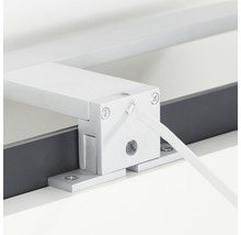 Detailaufnahme einer LED-Leuchte mit Kabelanschluss.