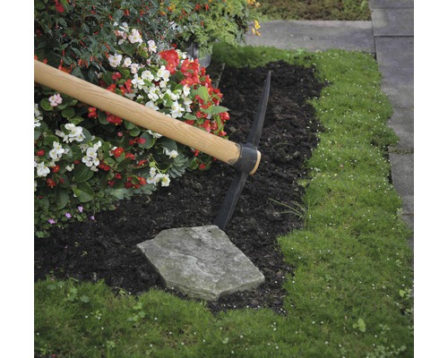 Gartenarbeitsszene mit Spitzhacke, Blumen und Gras