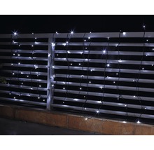 Lichtervorhang mit weißen Lichtern an einem Zaun