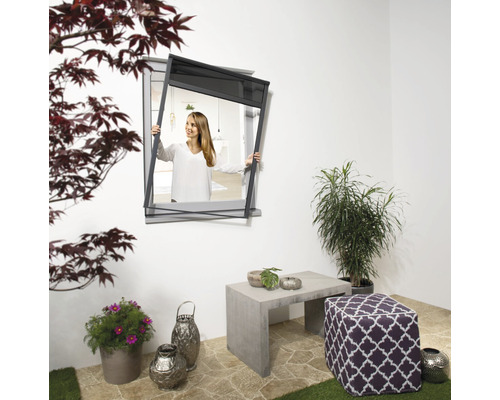 Außenansicht mit Fenster, Frau, Pflanzkübel, Hocker und Dekoration