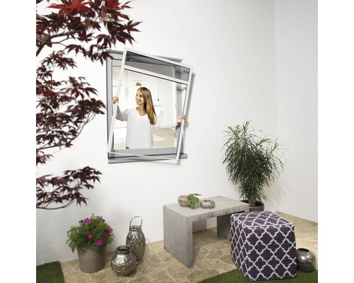 Dreh- und Kippfenster mit Frau im Gartenbereich