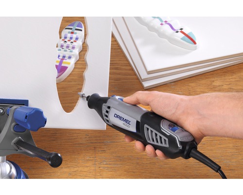 Dremel 4000 Multifunktionswerkzeug im Einsatz beim Bearbeiten eines Werkstücks.