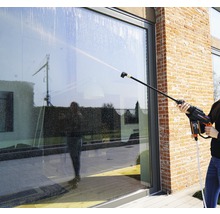 Reinigung einer Glasfassade mit einem Hochdruckreiniger.