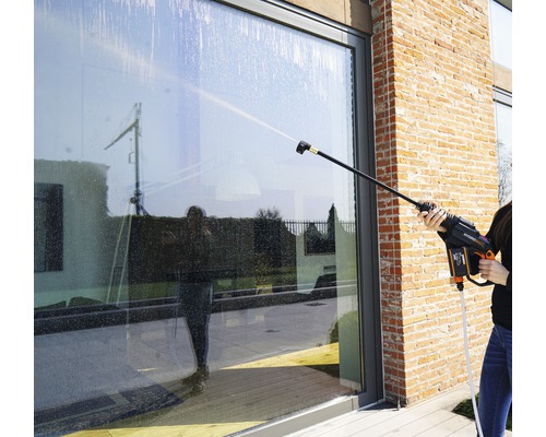 Reinigung einer Glasfassade mit einem Hochdruckreiniger.