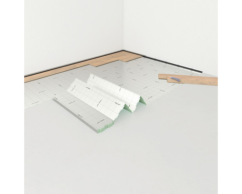 Raum mit Laminat, Trittschalldämmung und Werkzeug für die Laminatverlegung.