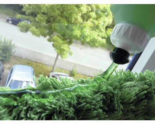 Reinigungsmittel wird auf einen Staubwedel gegossen