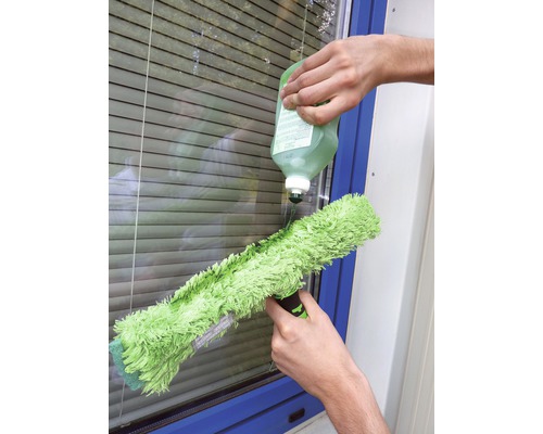 Fensterreinigung mit Fensterwischer und Reinigungsmittel