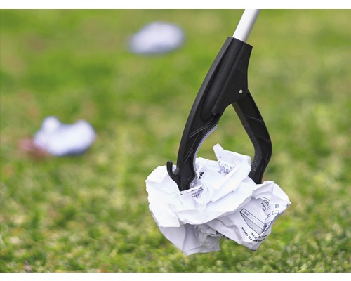 Greifzange zum Aufheben von Papier auf Rasen