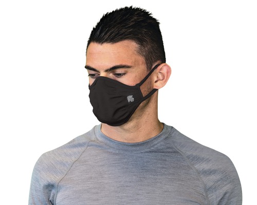 Mann mit schwarzer Stoffmaske