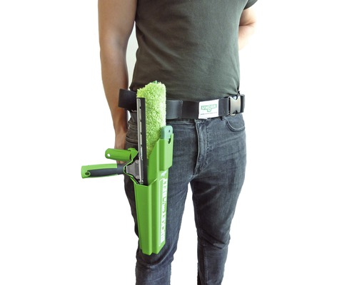 Person mit Fensterputzgürtel mit Mopp, Abzieher und Eimer-an-Gürtel-Halter