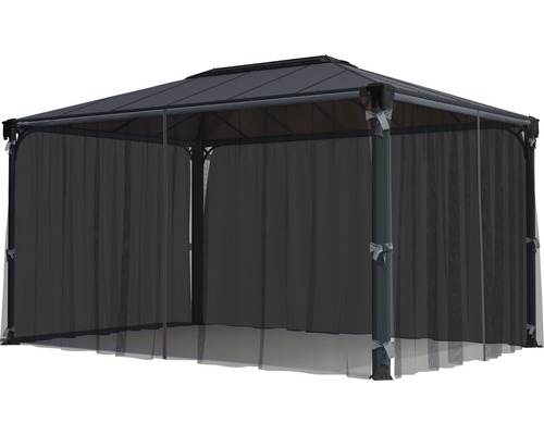 Pavillon mit Vorhängen