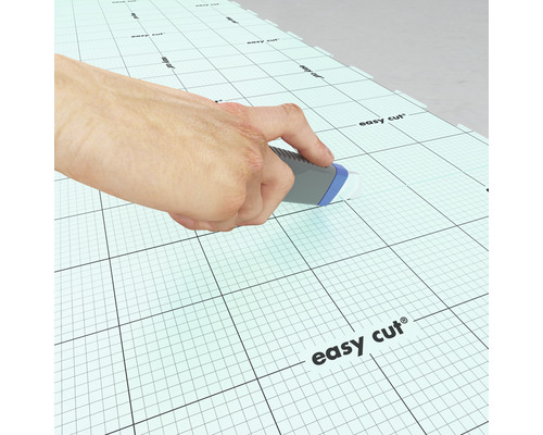 Mensch schneidet Dämmplatten mit Schneidwerkzeug