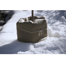 Eingepflanzter Baum im Jutesack auf Schnee