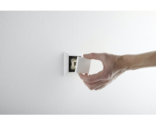 Installation eines Lichtschalters in einem hellen Raum