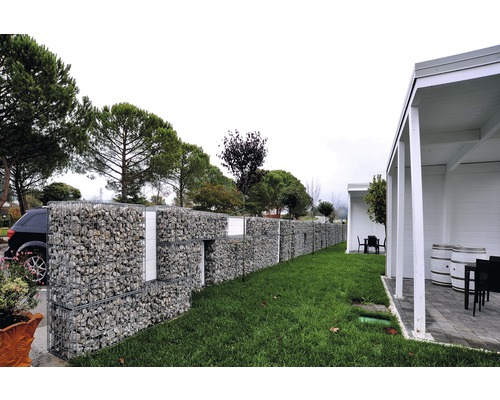 Gabionenwand aus Steinen in einem Garten