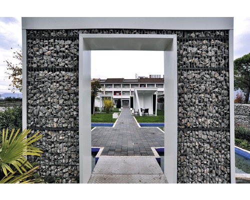 Torrahmen mit Gabionenwand im Außenbereich