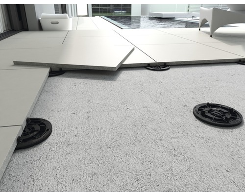 Verlegung von Terrassenplatten auf Stelzlagern im Außenbereich.
