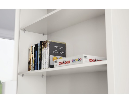 Regal mit Büchern und einem Monopoly Spiel