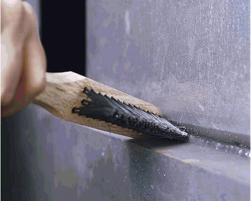 Fugenbürste in Anwendung zum Reinigen einer Fuge