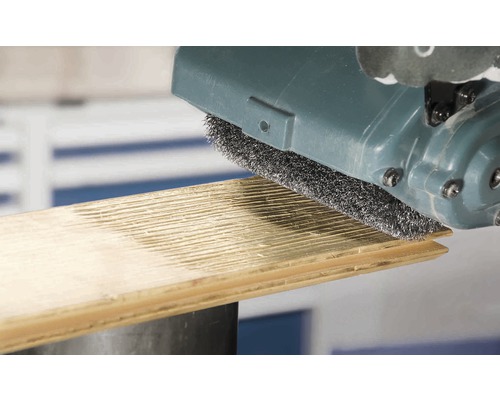 Bürstmaschine bearbeitet ein Holzbrett