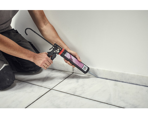 Verfugen mit Dichtstoffkartusche zwischen Wand und Bodenfliesen