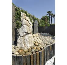 Gartenbrunnen mit Naturstein, Kieseln und Steinbegrenzung