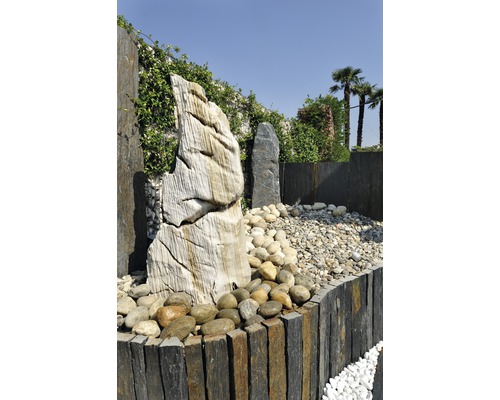 Gartenbrunnen mit Naturstein, Kieseln und Steinbegrenzung