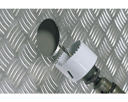 Lochsäge bohrt Loch in Metallplatte