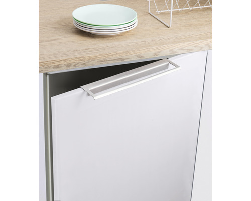 Küchenschrank mit Griffleiste aus Metall