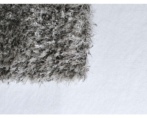 Detailansicht eines hochflorigen Teppichs