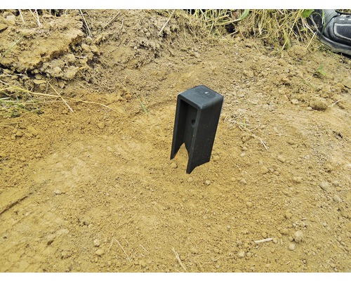 Einzelner schwarzer Pfostenträger aus Metall im Boden
