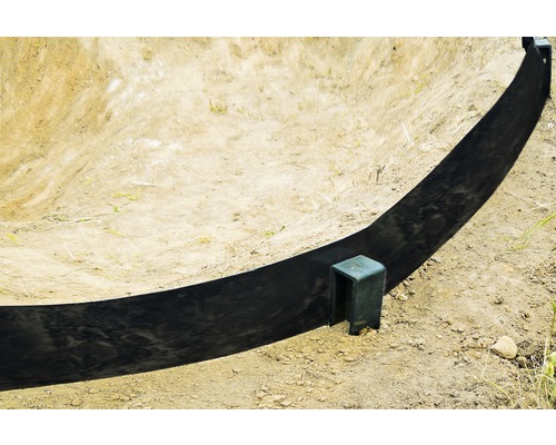 Erdarbeiten mit Teichfolie und Stützelementen für den Garten