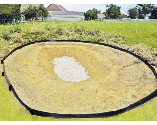 Aushub für einen Teich mit Teichumrandung im Garten