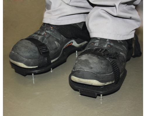 Betonschuhe mit Spikes an Arbeitsschuhen