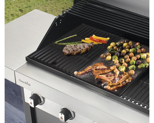 Grill mit Steak, Gemüse und Speck auf Grillplatte