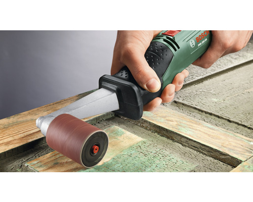 Eine Hand hält ein Bosch Schleifgerät beim Bearbeiten eines Holzrahmens.