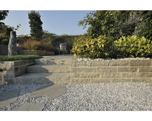 Gartenszene mit Steintreppe, Kiesweg und Bepflanzung