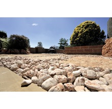 Gartengestaltung mit Zierkies, Natursteinen, Mauer und Bepflanzung