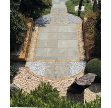Gartengestaltung mit Steinplatten, Kies und Pflanzen