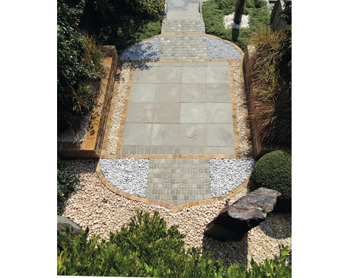 Gartengestaltung mit Steinplatten, Kies und Pflanzen