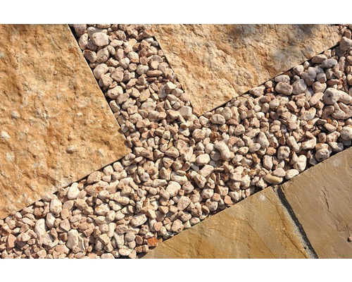 Nahaufnahme von Gartenweggestaltung mit Natursteinplatten und Kies