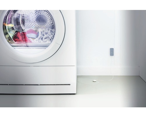 Weiße Waschmaschine mit Wasserleck und Wassersensor