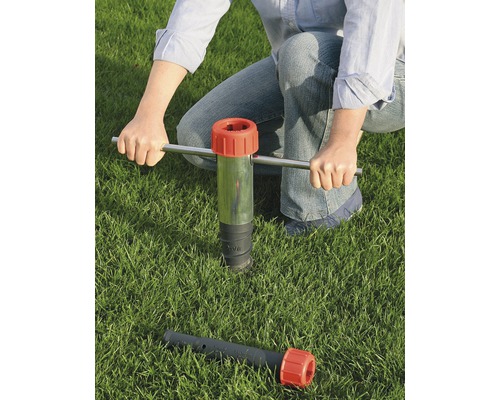 Bodenprobennehmer im Einsatz auf Rasenfläche