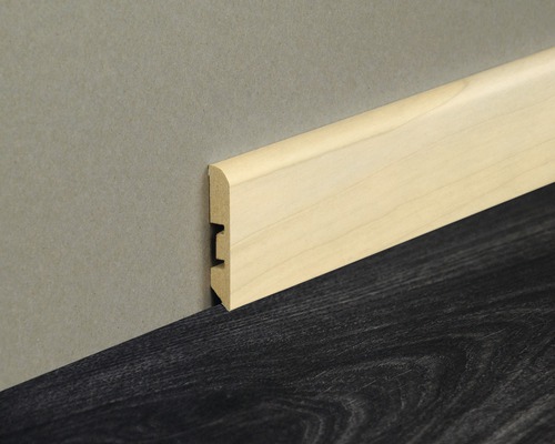 Sockelleiste aus Holz an der Wand