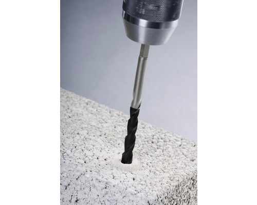 Bohrmaschine bohrt Loch in Mauerstein