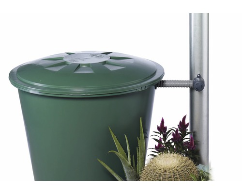 Regentonne aus Kunststoff mit Deckel und Anschluss für ein Fallrohr