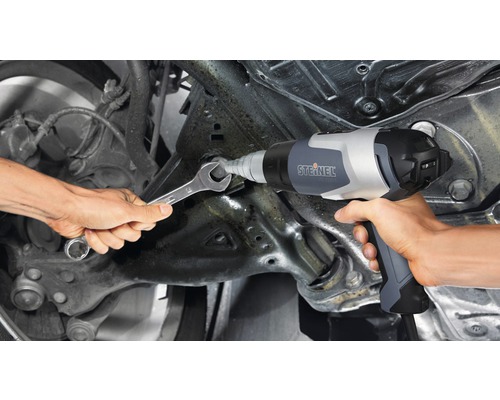 Eine Person benutzt einen elektronischen Schraubenschlüssel der Marke Steinel an einem Fahrzeug.